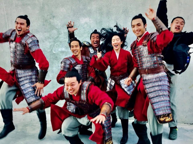 Lưu Diệc Phi lộ ảnh hậu trường hài hước trong bom tấn Mulan 0