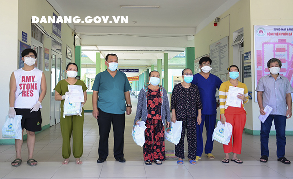Bệnh viện Phổi Đà Nẵng tiếp tục cho xuất viện 6 bệnh nhân COVID-19 0