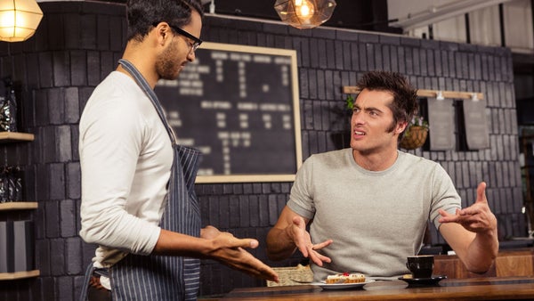 5 thói quen bất lịch sự trên bàn ăn khiến người khác khó chịu 2