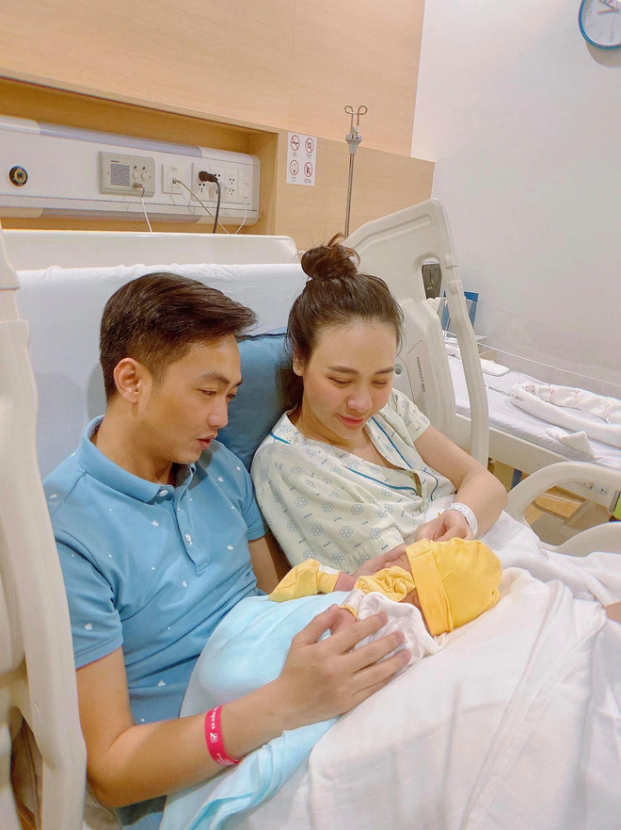 Đàm Thu Trang lộ vóc dáng đáng ghen tỵ sau 1 tháng sinh con gái đầu lòng 4
