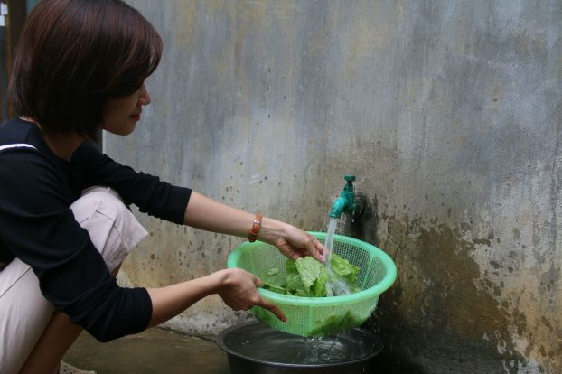   Hà Nội sẽ hỗ trợ để giảm giá nước sinh hoạt cho người bị ảnh hưởng bởi dịch COVID-19. Ảnh minh họa  