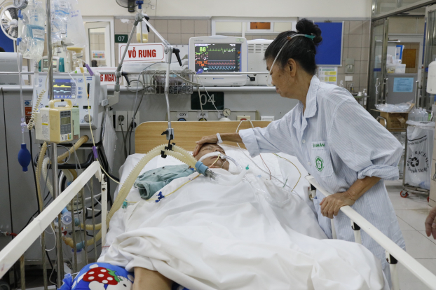   Sức khỏe của 2 bệnh nhân đầu tiên bị ngộ độc Pate Minh Chay (là 2 vợ chồng) đang tiến triển tốt. Người vợ đã có thể tự đi sang giường thăm chồng mình  