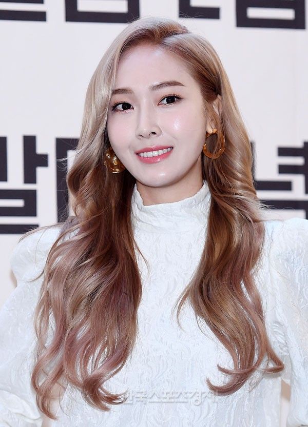 10 idol nữ trời sinh mặt lạnh: Jennie nhiều lần bị chỉ trích, Irene tính cách khác hẳn 1