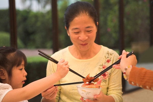 2 lý do bắt buộc bạn phải chấm dứt ngay việc gắp thức ăn cho người khác, rất nguy hiểm 1