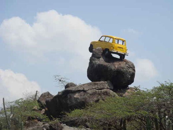   Làm cách nào để đưa chiếc xe lên trên tảng đá?  