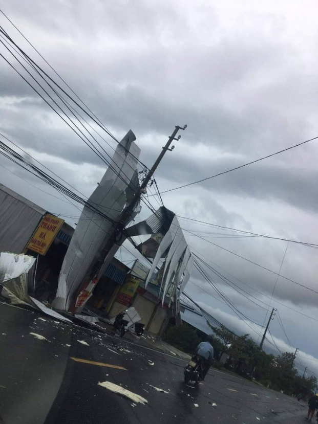 Miền Trung thiệt hại nặng nề do bão số 5, nhà cửa tốc mái, cây đổ đầy đường 8