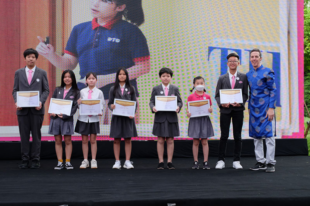   Học sinh nhận học bổng từ quỹ Vì Tầm Vóc Việt  