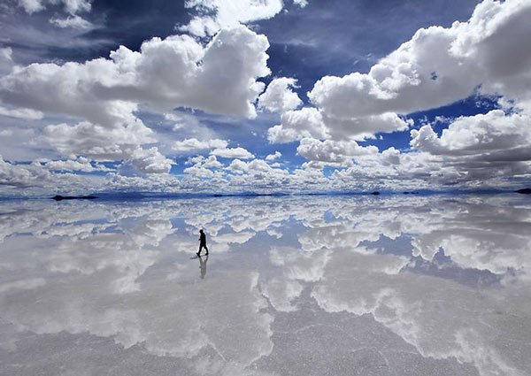   Bãi biển Salar De Uyuni, Bolivia - vựa muối trắng lớn nhất thế giới trải rộng mênh mông như một tấm gương lớn phản chiếu trời xanh và mây trắng.  