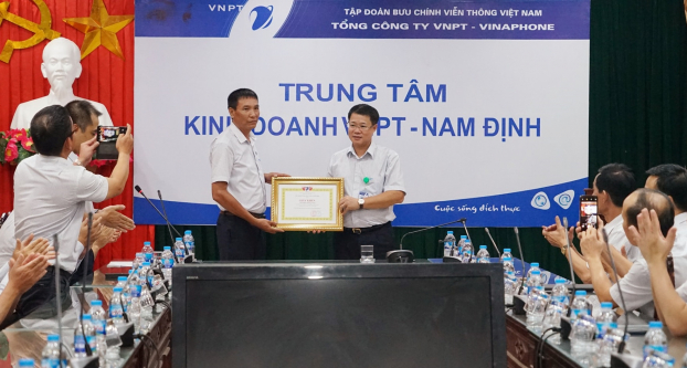   Ông Nguyễn Trường Giang - Quyền Tổng Giám đốc VinaPhone đã trao bằng khen cho anh Thiện  