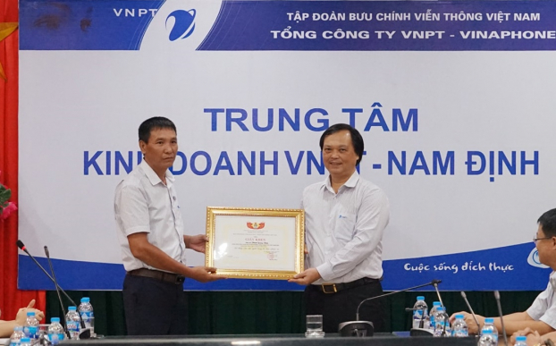   ông Hoàng Minh Cường – Chủ tịch Công đoàn VinaPhone đã trao bằng khen cho anh Thiện  