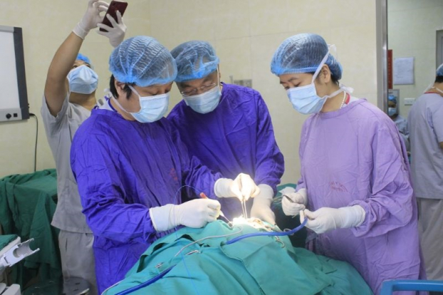   Bác sĩ phẫu thuật cắt bỏ bạch sản lưỡi cho bệnh nhân.  