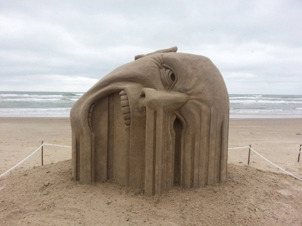   Một tác phẩm điêu khắc từ cát  