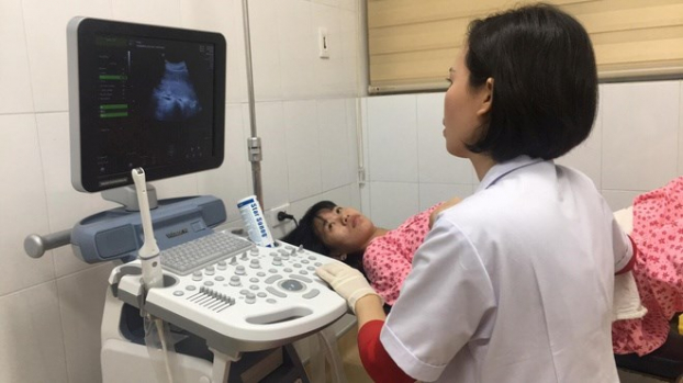   Sản phụ Hường được BSCK I Nguyễn Thị Sim khám, chẩn đoán truyền máu song thai.  