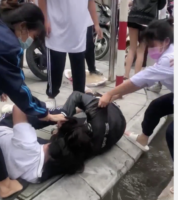   Nữ sinh trường THPT Huỳnh Thúc Kháng đánh nhau ngay tại cổng trường.  