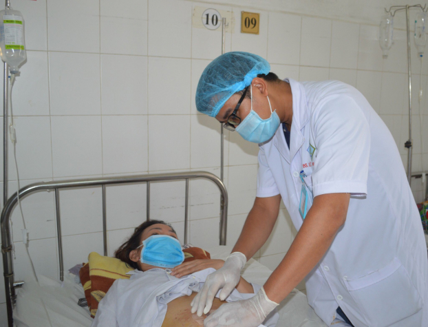   Bệnh nhân bị hóc xương cá đang được nhân viên y tế chăm sóc sau phẫu thuật  