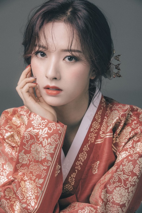 7 idol Kpop tỏa khí chất vương giả khi mặc Hanbok: Jimin như hoàng tử, Yoona hóa nữ thần 1