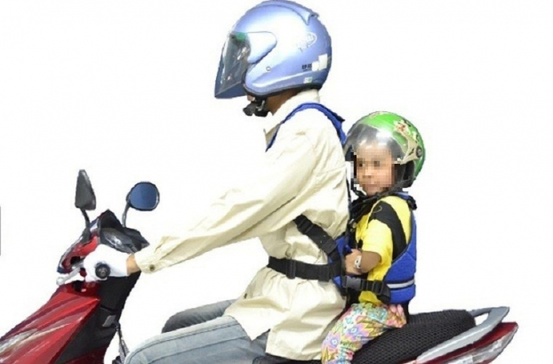   Khi chở trẻ nhỏ bằng xe máy cần có dây đai an toàn để bảo vệ trẻ. Ảnh minh họa  