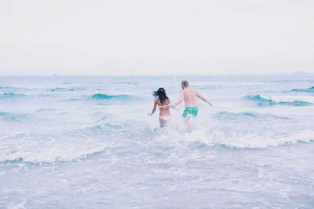   Hay cùng người thân yêu nô đùa với những con sóng, tìm lại nụ cười giòn tan, vỡ òa trong niềm vui hạnh phúc vô bờ.  