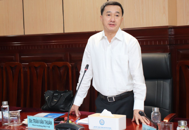   Thứ trưởng Bộ Y tế Trần Văn Thuấn khẳng định ăn nhiều muối sẽ gây các bệnh tim mạch và các bệnh không lây nhiễm khác.  