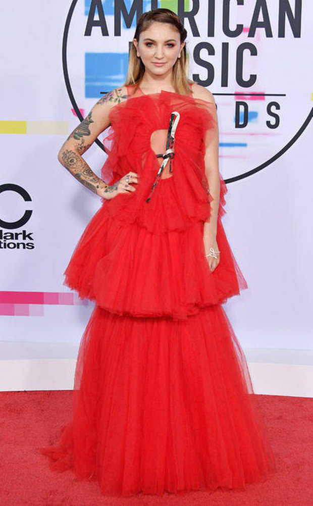   Nữ ca – nhạc sĩ Julia Michaels rạng rỡ trong đầm đỏ của Phương My tại American Music Awards 2017  