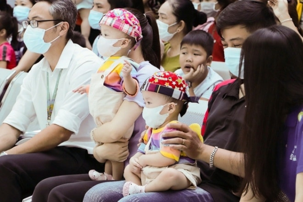   Trúc Nhi – Diệu Nhi vui đón Trung thu cùng hàng trăm bệnh nhi tại bệnh viện  