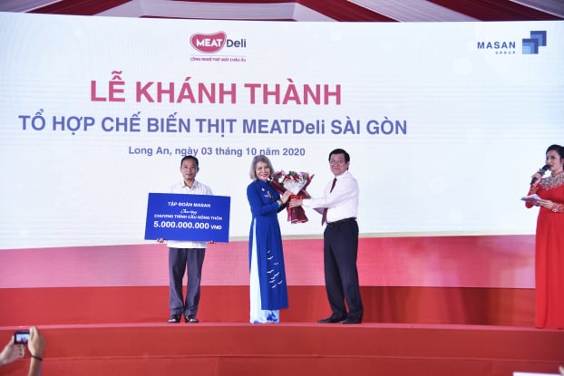   Bà Nguyễn Hoàng Yến - Thành viên HĐQT Tập đoàn Masan trao tặng 5 tỷ đồng cho chương trình Nhịp cầu Nông thôn  