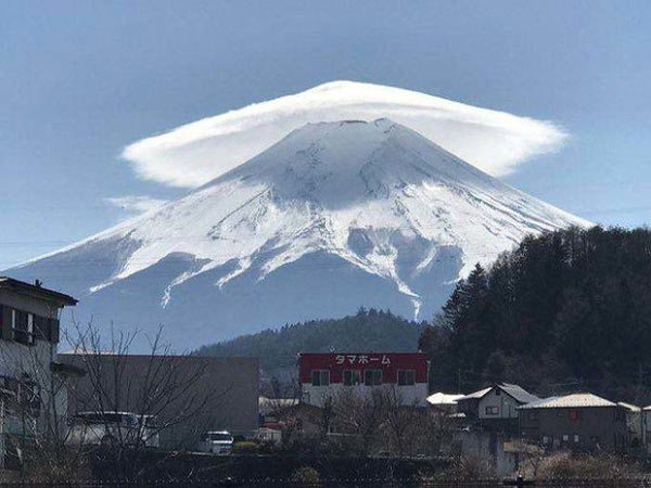   Một đám mây có hình chiếc ô khổng lồ vắt ngang qua đỉnh núi Phú Sĩ.  