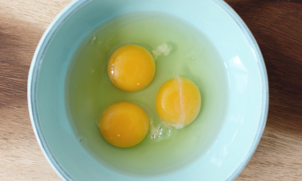 Đập trứng ra bát thấy có vệt đỏ như máu, nên ăn tiếp hay bỏ đi 1