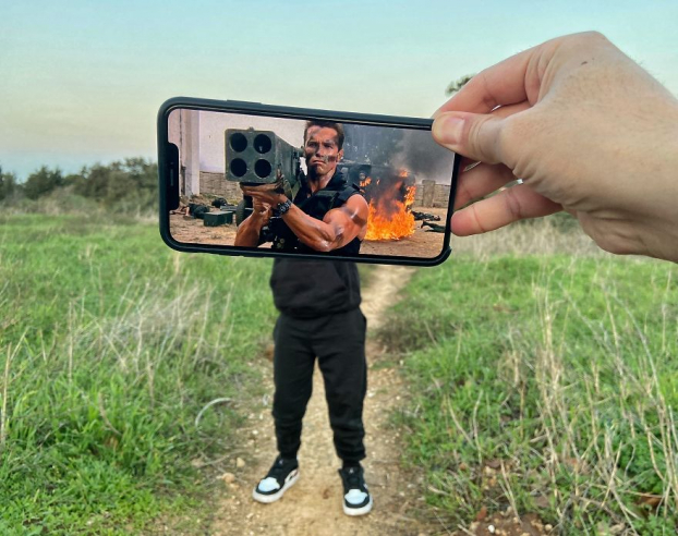 23 bức ảnh chụp ấn tượng kết hợp smartphone với đời thật không dùng Photoshop 8