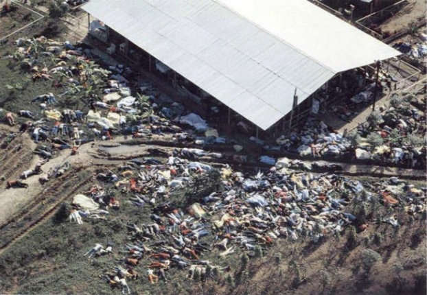   Trong ảnh không phải là 1 đống rác mà là những xác người xếp cạnh nhau. Jim Jones, thủ lĩnh của 1 giáo phái cực đoan đã phát động phong trào tự tử tập thể tại Jonestown, Guayana (một nước cộng hòa ở Nam Mỹ). Kết quả là một cảnh tượng kinh hoàng khiến cho nhiều người ám ảnh đã diễn ra.  