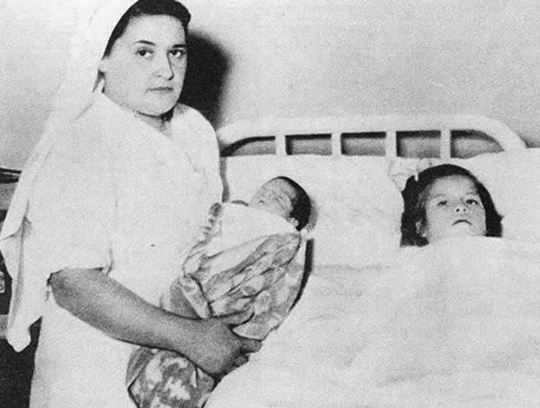   Nhìn vào bức ảnh này, nhiều người cho rằng 2 em bé trong ảnh là chị em nhưng sự thật lại tàn khốc hơn nhiều. Lina Medina, cô bé người Peru sinh ngày 23/9/1933 khi đó mới 5 tuổi, được phát hiện là mang thai 7 tháng khi được bố mẹ đưa đến bệnh viện vì bụng em cứ tự nhiên to dần lên. Hóa ra, từ khi sinh ra, Lina đã bị mắc chứng bệnh dậy thì sớm khiến cơ thể cô bé đã phát triển như một thiếu nữ. Và một kẻ nào đó đã xâm hại cô bé tới mức mang thai. Vào ngày 14/5/1939, Lina đã sinh ra một bé trai khỏe mạnh bằng phương pháp sinh mổ. Con của Lina được đặt tên là Gerardo, nhưng cho đến này người ta vẫn không xác định được danh tính cha đứa bé. Cho đến nay, Lina Medina là bà mẹ nhỏ tuổi nhất trong lịch sử.  