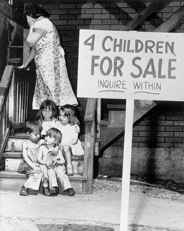   Cuộc sống đã bế tắc đến tận cùng, khiến một người mẹ phải đang tâm đem bán đi 4 đứa con của mình. Bức ảnh được chụp vào năm 1948. Lucille Chalifoux khi đó 24 tuổi đang mang thai đứa con thứ 5, còn chồng cô vừa bị mất việc. Gia đình họ vừa bị đuổi khỏi nơi ở nên họ đã quyết định treo biển đem bán 4 đứa con. Cả 4 đứa trẻ sau khi được bán đi đều trở thành nô lệ cho người khác.  
