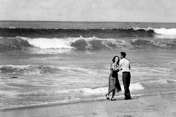   Bức ảnh chụp một cặp đôi đứng sát mép nước, đang níu lấy nhau, vẻ mặt của họ rất bàng hoàng. Hóa ra, cậu con trai 19 tháng tuổi của họ đã đi ra bãi biển và có lẽ bị sóng cuốn đi. Bức ảnh được chụp vào một buổi sáng mùa xuân năm 1954.  