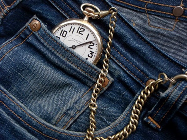   Chiếc túi nhỏ của quần jean được thiết kế để các chàng cao bồi để cất giữ những chiếc đồng hồ quả quýt của họ.  