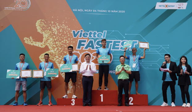   PTGD Nguyễn Quang Lập trao giải cho các vận động viên  