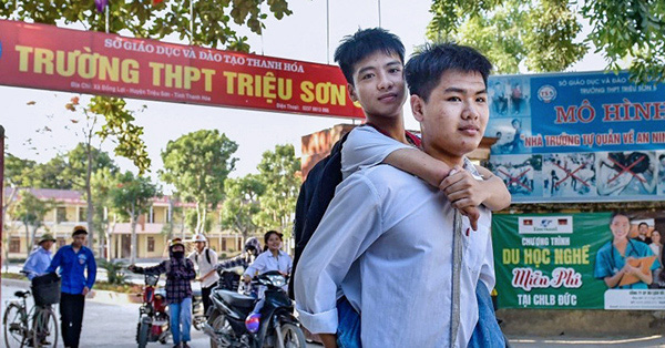 Nam sinh Thanh Hoá 10 năm cõng bạn đến trường sẽ được trường ĐH Y Thái Bình miễn học phí 0
