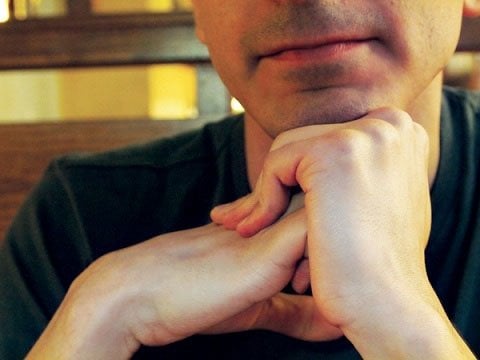   Nhiều người lo lắng rằng thói quen bẻ khớp tay có thể gây ra viêm khớp và thoái hóa. Tuy nhiên, kết quả nghiên cứu trên những người có thói quen bẻ khớp ngón tay của các bác sĩ tại Trung tâm y tế Davis UC (Mỹ) cho thấy không có dấu hiệu của việc rạn nứt hay viêm khớp. Nó chỉ khiến khớp ngón tay bạn to lên.  