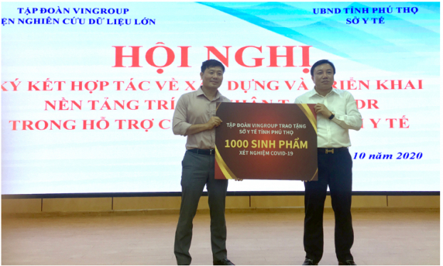   Đại diện lãnh đạo Tập đoàn Vingroup trao tặng 1.000 sinh phẩm xét nghiệm COVID-19 cho Sở Y tế.  
