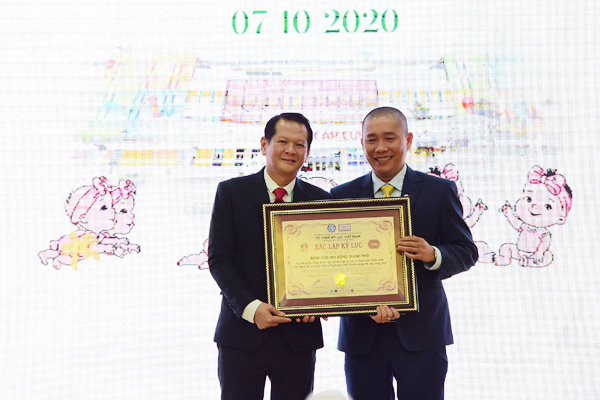   TS. BS Trương Quang Định, Giám đốc Bệnh viện Nhi đồng Thành phố nhận tấm bằng kỷ lục.  