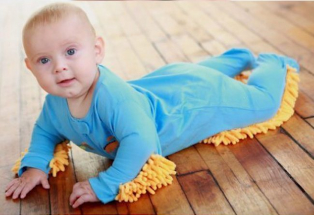   Chắc hẳn các ông bố, bà mẹ đều cảm thấy mệt mỏi với việc lau sạch sàn nhà trong giai đoạn con cái tập bò? Phát minh 'phao cứu sinh' đầy ấn tượng dành cho họ đó là quần áo lau sàn cho em bé.  