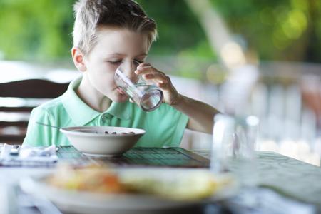 3 thời điểm cha mẹ không nên cho con uống nước kẻo làm hại dạ dày của con 1