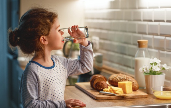 3 thời điểm cha mẹ không nên cho con uống nước kẻo làm hại dạ dày của con 2
