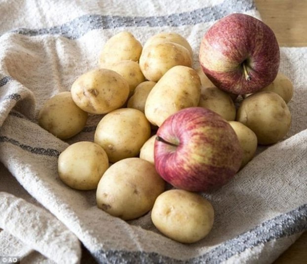   Để giúp khoai tây tươi lâu hơn trong môi trường tủ lạnh thì táo lại 'tương trợ' cho khoai tây rất tốt. Khoai tây, nếu để trong thời gian dài chúng rất dễ mọc mầm, và khi ấy khoai tây sẽ không có lợi cho sức khoẻ chúng ta.  
