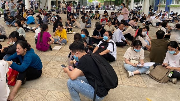   Hàng nghìn thí sinh đổ về trường ĐH Thăng Long nộp hồ sơ xét tuyển bổ sung khiến trường này vỡ trận.  