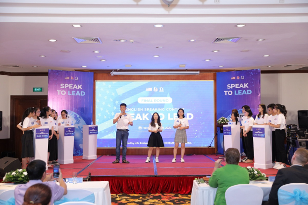   Đội thi An Giang thể hiện phần thi hùng biện thuyết phục Ban giám khảo và đạt giải Nhất cuộc thi.  