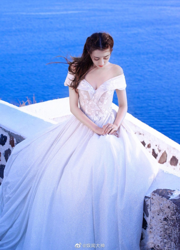 Địch Lệ Nhiệt Ba mặc váy cưới khiến fan thi nhau 'đòi gả' 6
