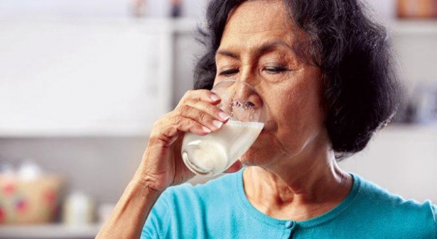   Người cao tuổi cần uống đủ nước mỗi ngày để giúp cơ thể luôn khỏe mạnh. Ảnh minh họa  