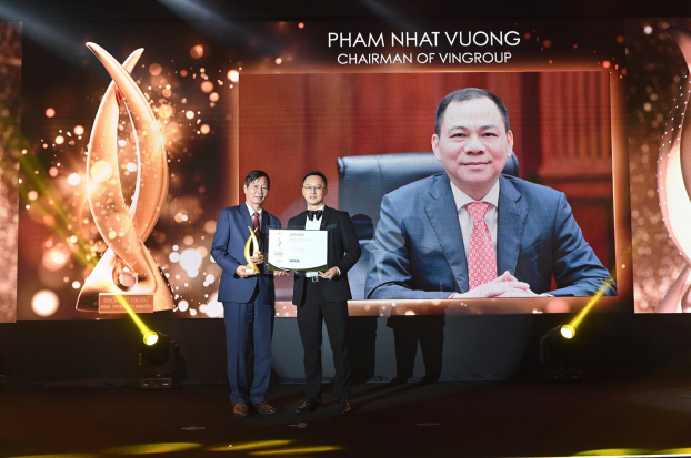   Đại diện của Vingroup lên nhận giải thưởng thay cho ông Phạm Nhật Vượng - người được trao giải thưởng Nhân vật có đóng góp tiêu biểu cho sự phát triển của BĐS tại Việt Nam  