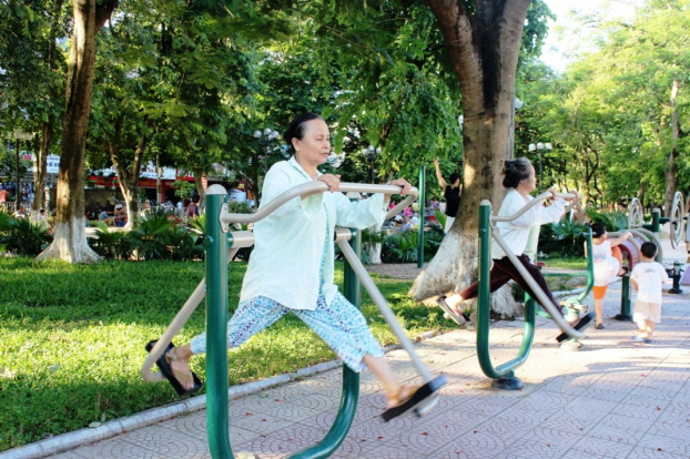   Người cao tuổi không nên đi thể dục quá sớm, nên chọn chỗ kín gió, ấm áp để tập luyện. Ảnh minh họa  