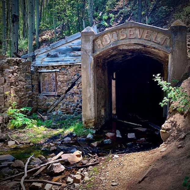   Mỏ vàng Roosevelt ở Ohio City, Colorado bị bỏ hoang từ năm 1919  